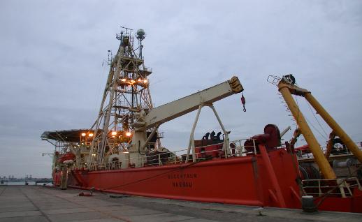 Imagen Barco rojo atracado en puerto, click para jugar