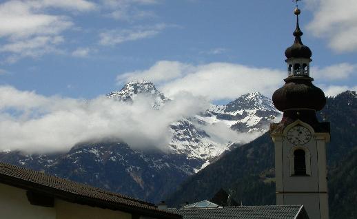 Imagen Nubes montaas e Iglesia, click para jugar